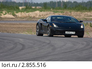 Спортивные автомобили, участвующие в гонке суперкаров (2011 год). Редакционное фото, фотограф Литвяк Игорь / Фотобанк Лори