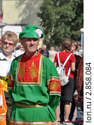 Мужчина в русском костюме на городском празднике (2011 год). Редакционное фото, фотограф Кривошеева Светлана / Фотобанк Лори
