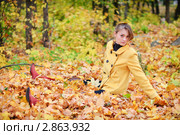 Девушка в осеннем парке. Стоковое фото, фотограф Яна Сыркина / Фотобанк Лори