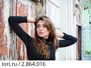 Девушка смотрит вверх. Стоковое фото, фотограф Яна Сыркина / Фотобанк Лори