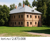 Старый кирпичный дом на территории усадьбы Грибоедова (2011 год). Редакционное фото, фотограф Вячеслав Палес / Фотобанк Лори