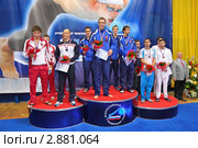 Победители Открытого Чемпионата России по плаванию 2010 на пьедестале, спортивный комплекс «Олимпийский» 5 октября 2010 года, Москва. Редакционное фото, фотограф Losevsky Pavel / Фотобанк Лори