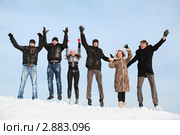 Молодые люди прыгают зимой на снегу подняв руки вверх. Стоковое фото, фотограф Losevsky Pavel / Фотобанк Лори