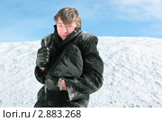 Замерзший мужчина с портфелем в снегу. Стоковое фото, фотограф Losevsky Pavel / Фотобанк Лори