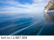 Байкал. Малое Море. Гладкий лед с трещинами у острова Ольхон. Стоковое фото, фотограф Виктория Катьянова / Фотобанк Лори