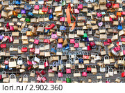 Замки повешенные влюбленными парами на перилах железнодорожного моста через реку Рейн, Кельн, Германия. Редакционное фото, фотограф Николай Винокуров / Фотобанк Лори
