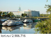 Город Омск, набережная реки Омь, вид на Речной вокзал и гостиницу "Маяк" (2010 год). Редакционное фото, фотограф Виктор Топорков / Фотобанк Лори