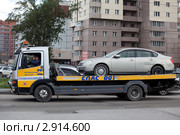 Эвакуатор увозит пострадавшую в дтп машину (2011 год). Редакционное фото, фотограф Наталья Волкова / Фотобанк Лори