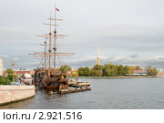 Парусник "Летучий голландец" у набережной. Санкт-Петербург (2011 год). Редакционное фото, фотограф Александр Щепин / Фотобанк Лори