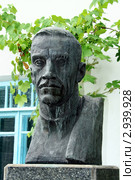 Бюст Александра Грина. Мемориальный дом-музей А.С. Грина. Город Старый Крым (2011 год). Редакционное фото, фотограф Щеголева Ольга / Фотобанк Лори