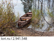 Лодка плоскодонка пришвартована у берега на озере Сапшо (2011 год). Редакционное фото, фотограф Игорь Лавров / Фотобанк Лори