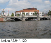 Синий мост и здание Стоперы в Амстердаме (2011 год). Редакционное фото, фотограф Михаил Головкин / Фотобанк Лори