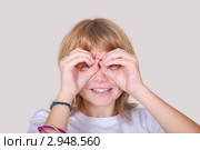 Девушка с пальцами около глаз в виде очков. Стоковое фото, фотограф Алёшина Оксана / Фотобанк Лори