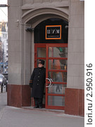 Швейцар у входа в ЦУМ. Москва (2011 год). Редакционное фото, фотограф Дмитрий Куш / Фотобанк Лори