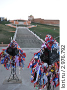 Свадебные ленточки у Чкаловской лестницы в Нижнем Новгороде (2011 год). Редакционное фото, фотограф Денис Ларкин / Фотобанк Лори
