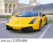 Желтый Ламборгини Гайардо (Lamborghini Gallardo) (2011 год). Редакционное фото, фотограф Art Konovalov / Фотобанк Лори