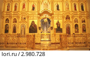 Иконостас, православная церковь. Всенощное бдение, Царские врата закрываются. Свет гасится. (2011 год). Редакционное видео, видеограф Mikhail Erguine / Фотобанк Лори
