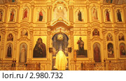 Иконостас, православная церковь. Всенощное бдение, священник перед престолом. Молитва. Стоковое видео, видеограф Mikhail Erguine / Фотобанк Лори
