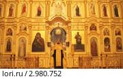 Иконостас, православная церковь. Всенощное бдение, священник благословляет. (2011 год). Редакционное видео, видеограф Mikhail Erguine / Фотобанк Лори