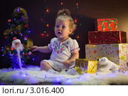 Девочка с подарками у елки. Стоковое фото, фотограф Кристина Викулова / Фотобанк Лори