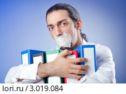 Коммерческая тайна. Бизнесмен с заклеенным ртом прижимает к себе папки с документами. Стоковое фото, фотограф Elnur / Фотобанк Лори