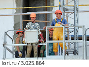 Рабочие на подъемнике (2011 год). Редакционное фото, фотограф Сергей Разживин / Фотобанк Лори