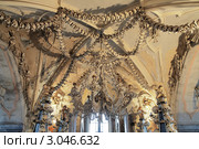Люстра из костей и черепов в Костнице в Седлеце, Кутна Гора, Чехия (2011 год). Стоковое фото, фотограф Михаил Марковский / Фотобанк Лори
