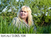 Женщина сидит среди травы. Стоковое фото, фотограф Игорь Низов / Фотобанк Лори
