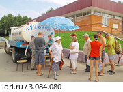 Подмосковье. Сычево. Торговля молоком из цистерны молоковоза (2011 год). Редакционное фото, фотограф Сергей Соболев / Фотобанк Лори