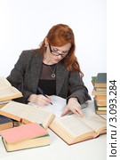 Девушка работает с книгами (2011 год). Редакционное фото, фотограф Михаил Иванов / Фотобанк Лори