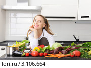 Счастливая хозяйка замечталась на кухне. Стоковое фото, фотограф Николай Охитин / Фотобанк Лори