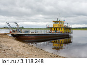 Паром на реке Сухоне возле Великого Устюга (2008 год). Редакционное фото, фотограф Солодовникова Елена / Фотобанк Лори