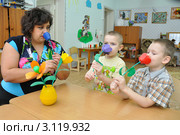 Дети и воспитатель на занятии определяют запахи (2011 год). Редакционное фото, фотограф Вячеслав Палес / Фотобанк Лори