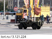 Парад Победы 9 мая в Москве. Новый Арбат. Головная машина со знаменем (2010 год). Редакционное фото, фотограф Ярослав Каминский / Фотобанк Лори