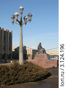 Фонарь и памятник Менделееву (2012 год). Редакционное фото, фотограф Игорь Веснинов / Фотобанк Лори