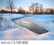 Зимний пейзаж с ручьем, текущим среди снега на закате. Стоковое фото, фотограф Алексей Пантелеев / Фотобанк Лори