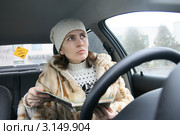 Девушка  за рулем автомобиля ищет дорогу. Стоковое фото, фотограф Юлия Кузнецова / Фотобанк Лори