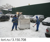 Погрузка снега вручную, Москва (2010 год). Редакционное фото, фотограф Юрий Акимов / Фотобанк Лори