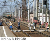 Пассажиры недавно прибывшей электрички переходят пути, Поваровка (2009 год). Редакционное фото, фотограф Юрий Акимов / Фотобанк Лори