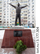 Памятник Юрию Гагарину на проспекте Королева в Ростове-на-Дону. Установлен в ноябре 2011 года, в год празднования 50-летия полета человека в космос. (2012 год). Редакционное фото, фотограф Олег Пчелов / Фотобанк Лори