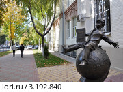 Бронзовый памятник Первокласснику - «Первоклассник с энциклопедией, сидящий верхом на глобусе». Ростов-на-Дону (2011 год). Редакционное фото, фотограф Олег Пчелов / Фотобанк Лори
