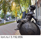 Бронзовый памятник Первокласснику - «Первоклассник с энциклопедией, сидящий верхом на глобусе». Ростов-на-Дону (2011 год). Редакционное фото, фотограф Олег Пчелов / Фотобанк Лори