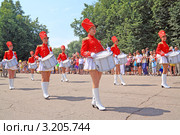 Барабанщицы на параде в день города 9 июля 2011 г. Старая Русса, Россия. Редакционное фото, фотограф Сергей Яковлев / Фотобанк Лори