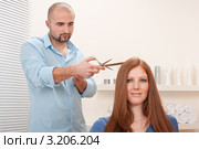 Мастер подравнивает прядь длинноволосой девушке. Стоковое фото, фотограф CandyBox Images / Фотобанк Лори
