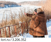 Мужчина показывает вдаль на фоне красивого зимнего пейзажа. Стоковое фото, фотограф Игорь Низов / Фотобанк Лори