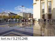 Париж после дождя. Люди на площади у дворца Шайо (2011 год). Редакционное фото, фотограф Яна Королёва / Фотобанк Лори