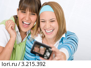 Две девушки фотографируют сами себя. Стоковое фото, фотограф CandyBox Images / Фотобанк Лори