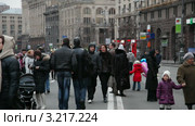 Люди прогуливаются по улице Крещатик  в Киеве (2012 год). Редакционное видео, видеограф Кирилл Трифонов / Фотобанк Лори