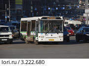 Транспорт едет по Тверской улице . Москва (2012 год). Редакционное фото, фотограф lana1501 / Фотобанк Лори