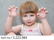 Девочка пугает, подняв руки вверх. Стоковое фото, фотограф Кекяляйнен Андрей / Фотобанк Лори